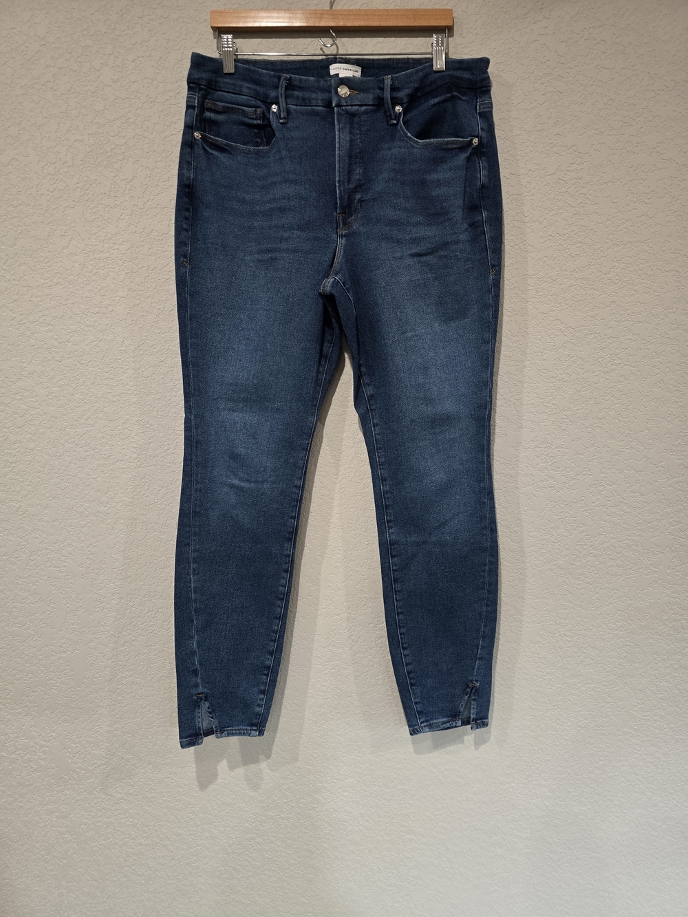Good American Skinny Jeans in Dark Blue Wash